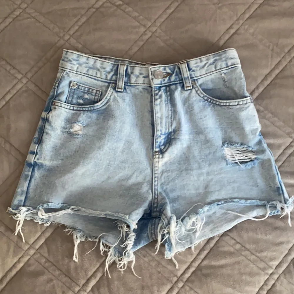 Säljer dessa fina zara jeans då de var för små på mig, använde dem 1 gång och de är även tvättade 1 gång, skriv privat för fler bilder eller mer info!❤️🤘. Shorts.
