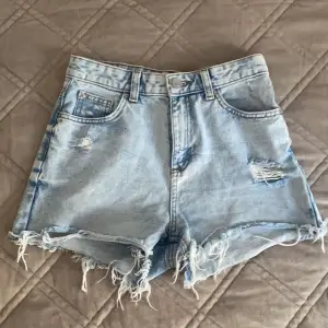 Säljer dessa fina zara jeans då de var för små på mig, använde dem 1 gång och de är även tvättade 1 gång, skriv privat för fler bilder eller mer info!❤️🤘