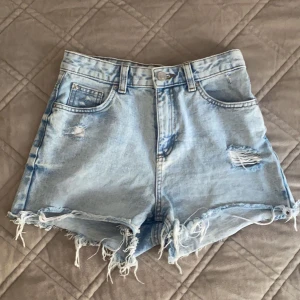 Zara jeansshorts  - Säljer dessa fina zara jeans då de var för små på mig, använde dem 1 gång och de är även tvättade 1 gång, skriv privat för fler bilder eller mer info!❤️🤘