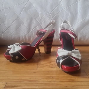 Klackskor - Klackskor från Lola Ramona. Svarta, röda och vita. I skinn. Nypris 1200kr.