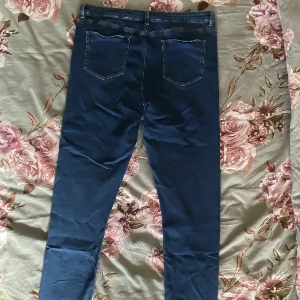 Säljer dessa jeans i tall från ASOS. W36-L36. De är otroligt sköna. . Jeans & Byxor.