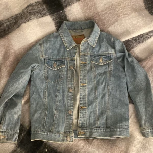 Jeansjacka  - Snygg jeansjacka. Stl 140 men är som Xs. Fint skick och perfekt till sommaren. 