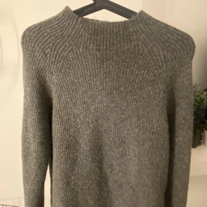 Stickad tröja - En grå stickad tröja ifrån Gina Tricot. Jag tycker den är jätte skön men börjar bli lite liten, så därför säljer jag den 🌸