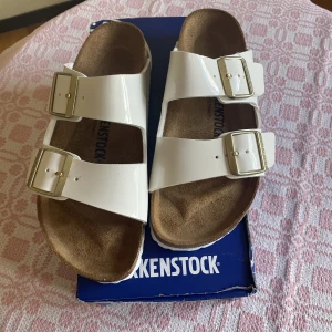 Birkenstock sandaler  - Helt nya aldrig använda birkenstock, vita i storlek 37. Blank modell. Frakt: 100 kr