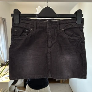 Minikjol hm logg - Så snygg kjol från HM LOGG, lågmidjad, aldrig använd, midjemått 78 cm, storlek xs💘