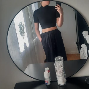 Topp - Kortare topp med öppen rygg. 