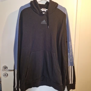Adidas Hoodie - Adidas oversize hoodie  Retro style, super fin och lite tunnare.  Aldrig använd!