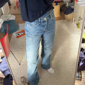 Urfeta jeans från Zara!! Storlek 40 och är oversized på mig som brukar ha 36/38