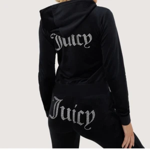 Juicy set - Köpt för 2200 från Nelly. Säljes pga att det ej kmr till användning, nytt skick & alla diamanter sitter kvar både på koftan o byxan. Hör av er för mer info o bilder💕