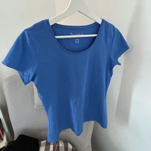 Blå t-shirt - Jättefin helt ny, storlek S!💕