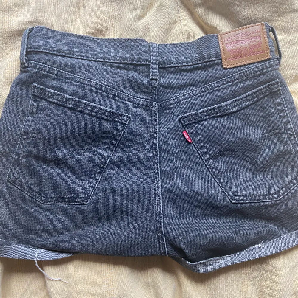 Super fina Levi’s shorts som säljs pågrund av att de är för stora, endast testade💗Storlek 30.. Shorts.