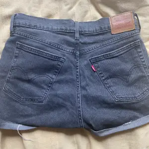Super fina Levi’s shorts som säljs pågrund av att de är för stora, endast testade💗Storlek 30.