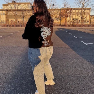 Svart hoodie med fin design på baksidan  - Helt okej skick med fin design där bak :) 🐉🖤🤍