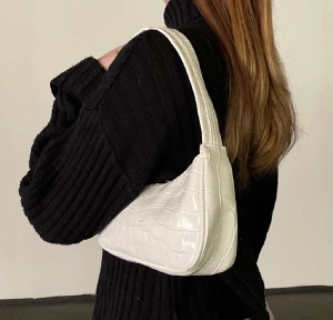 Snygg vit axelväska  - Simpel och fin axelväska som passar perfekt till sommaroutfits eller liknande festtillfällen! 