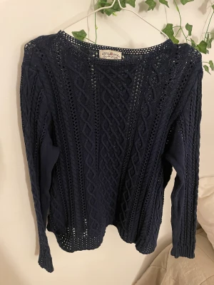 Blå stickad tröja - En blå stickad tröja som knappast är använd. Kontakta mig om du har fler frågor ☺️