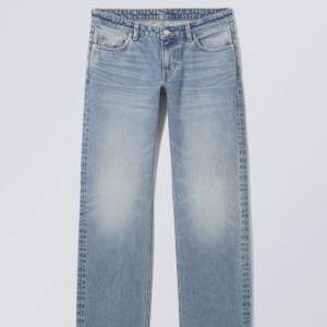 Lowwaist jeans från weekday i modellen arrow, strl 26/32 
