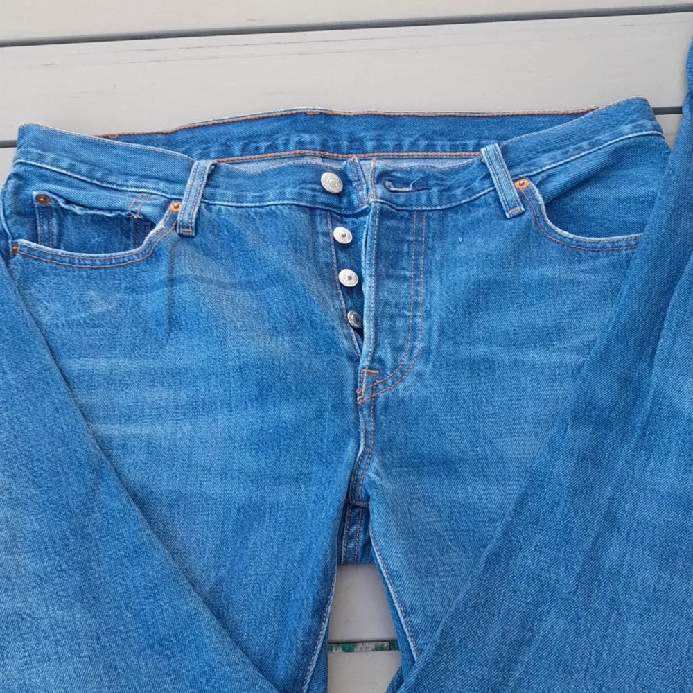 Säljer dessa blåa Levi's jeans då de är alldeles för stora till mig. Midja rakt över- ca 45 cm. Kontakta mig vid frågor eller intresse. . Jeans & Byxor.