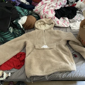 Hoodie  - Mysig  fluffig kappa hoodie i bra skick den är ganska varm så man kan ha den som en jacka 
