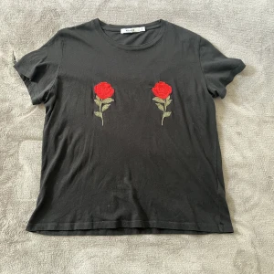 T-shirt  - T-shirt med rosor i XS, men sitter som en S🤍Köparen står för fraktkostnad! 