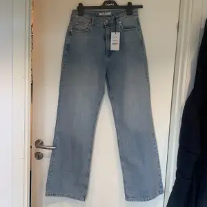 Helt nya, oanvända jeans från NA-KD. Säljer pga inte riktigt min stil. Bra kvalitet och jättefin ljusblå färg. Pris går att diskutera!