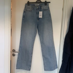 Visa Jeans - Helt nya, oanvända jeans från NA-KD. Säljer pga inte riktigt min stil. Bra kvalitet och jättefin ljusblå färg. Pris går att diskutera!