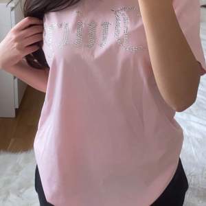 Säljer denna oversized juicy t-shirten då den inte kommer till användning längre. Aldrig använd dock ingen prislapp.💖