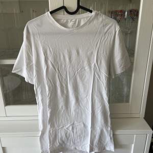 Basic vit t-shirt från HM. Två stycken.