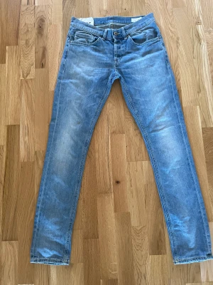 Dondup Jeans - Dondup Goerge Jeans  Skick 8/10 En liten fläck på vänster knä