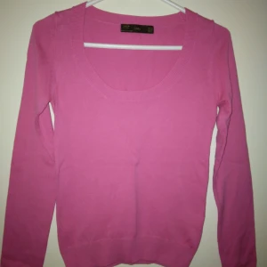 Neonrosa topp från Zara. Strlk 34 / XS. Bomull. Fint skick. - Neonrosa långärmad topp/tröja från Zara. Strlk 34 / XS. Bomull. Fint skick.