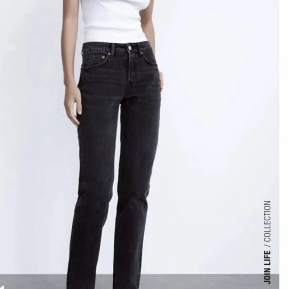 Säljer mina zara jeans då de blivit försmå! Bra skick och nypris är 359kr. Kontakta för fler bilder!🙏🏼. Jeans & Byxor.