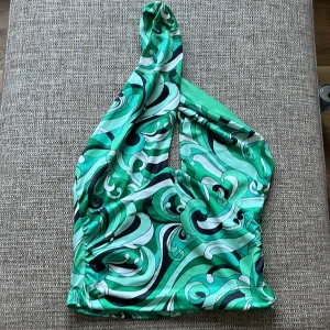 Unik grön sommartopp - Fin grön sommartorp i bra skick. Bara använts fåtal gånger. Unikt och fint tryck☺️ Säljer p.g.r inte används