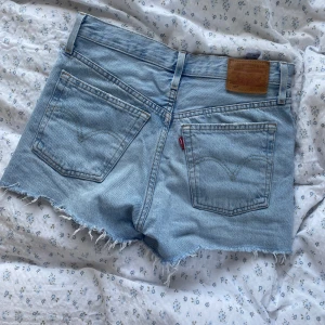 Levis 501 shorts - Levis 501 shorts high/mid waist beroende på hur löst man vill att de ska sitta. 36 cm tvärs över vid midjan. Står ej storlek i men passar XS/S. 200kr + 60kr frakt 