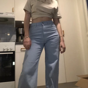 Ljusblå jeans  - Våriga högmidjade ljusblå jeans