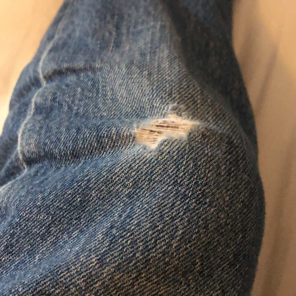 Fina raka Levis jeans. Modell: 501. Har en slitning på ena knäet, se sista bilden. Jeans & Byxor.