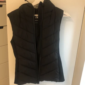 Zara väst - Ganska ny väst, haft den i några månader.  Jag säljer för jag vill inte ha den längre 