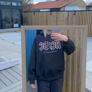 Svart hoodie - Andvänd men ändå bra skick, inga fläckar osv. Hållbart material 