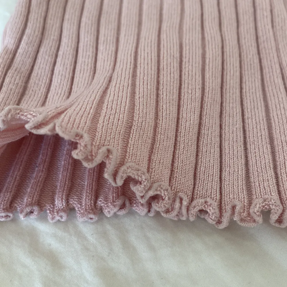 Inte så stretchig. Färgen är en varm rosa och tröjan är ribbad och slutet av armarna och vid magen så är det mönster (se bild :))  inga hål eller fläckar, väldigt mjuk och noppar inte. . Toppar.