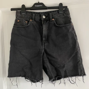 Stentvättade shorts - Stentvättade jeansshorts från H&M✨Cykelbyxa längd på dem.