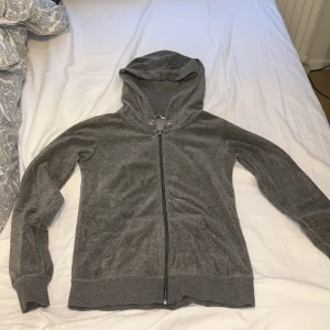 Cubus kofta - Säljer den här gråa Cubus koftan i storlek Xs eftersom den blivit för liten för mig. Tröjan saknar tyvärr snören men det gör inte så mycket. Vet tyvärr inte nypris 