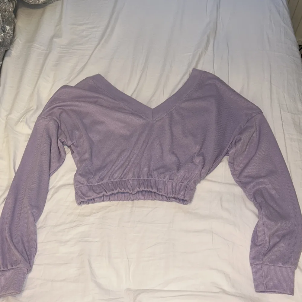 Säljer den här lilla croppade tröjan i storlek S som jag tror är köpt från zalando. Tröjor & Koftor.