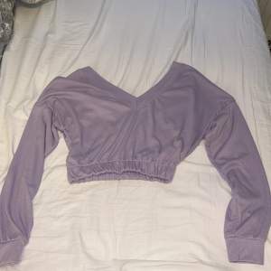 Säljer den här lilla croppade tröjan i storlek S som jag tror är köpt från zalando