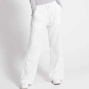 Linnebyxor Lager 157 - Vita linnebyxor från lager 157, endast testade så i nyskick👍🏻säljer för att de tyvärr var för stora💗