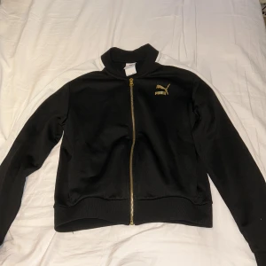 Puma kofta - Säljer den här puma koftan i storlek Xs, aldrig använd 