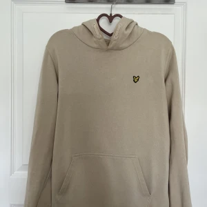 Lyle & Scott - Beige Lyle & Scott hoddie. Använd fåtal gånger, bra skick.