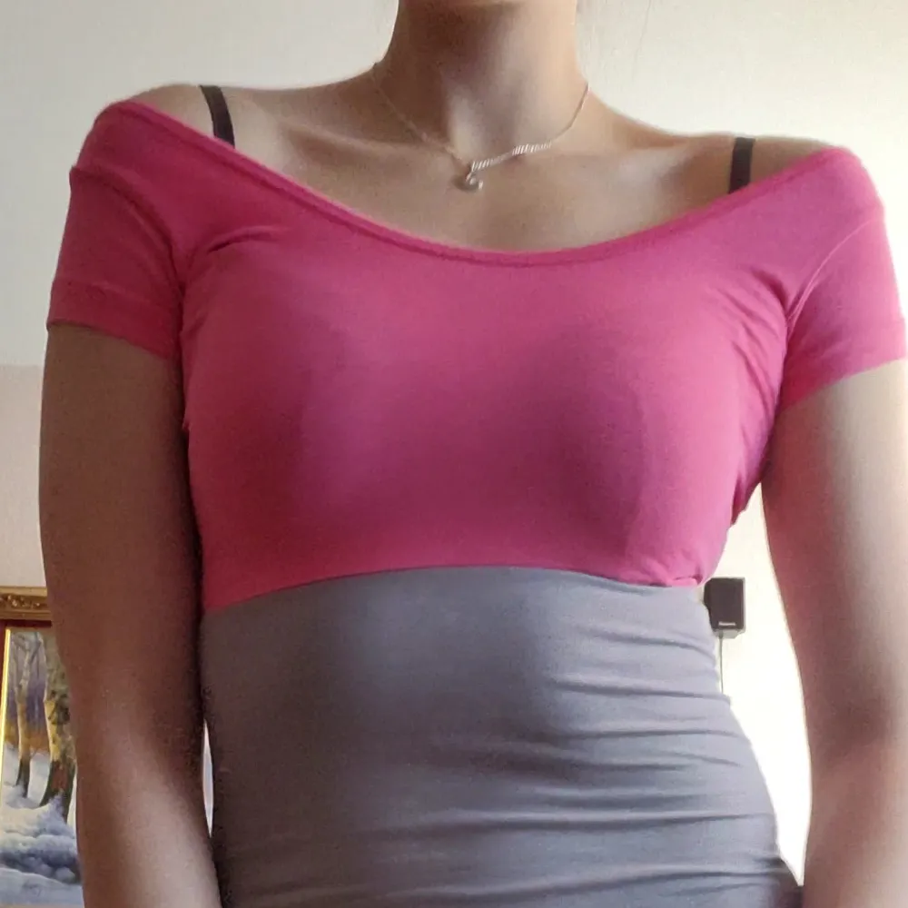 Inköpt mellan år 2000-2010. Fin, tight klänning i rosa och grå colorblock design samt offshoulder modell. Materialet är stretchig bomull 💞 Passar nog XS bättre då den var väldigt tight på mig (S) Nyskick. Svarar på alla frågor.. Klänningar.