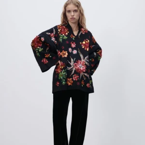 Intressekoll 🖤 - Intressekoll på min snygga stickade tröja från zara, limited edition. Så snygg och så fina paljetter. Skriv gärna för fler bilder. Org pris : 1200kr