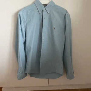 Polo Ralph Lauren skjorta  - Väldigt bra skick 9,5/10 Använd ett fåtal gånger   Betalning via Swish och köparen står för frakten 