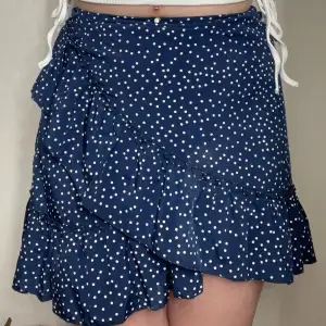 En blå prickig kjol från Shein. Och säljer den för den inte passar längre😩