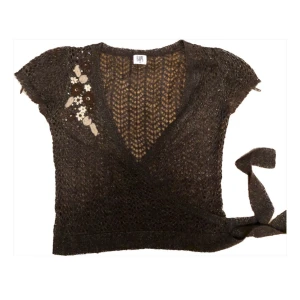 Jättesöt brun topp! - Brun stickad omlott-topp med fina detaljer! Köpt här på Plick men den var tyvärr för stor för mig. Jag har vanligtvis  storlek XS. Jättebra skick! Köparen står för frakt!