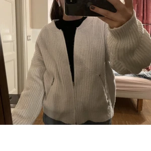 Nakd kofta - Säljer en vit NA-KD kofta storlek S